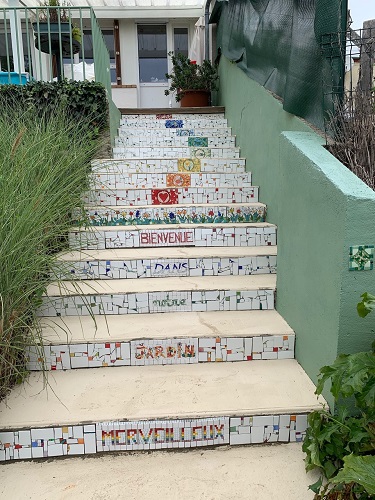 Escaliers en mosaïque décorés avec un mélange de matériaux